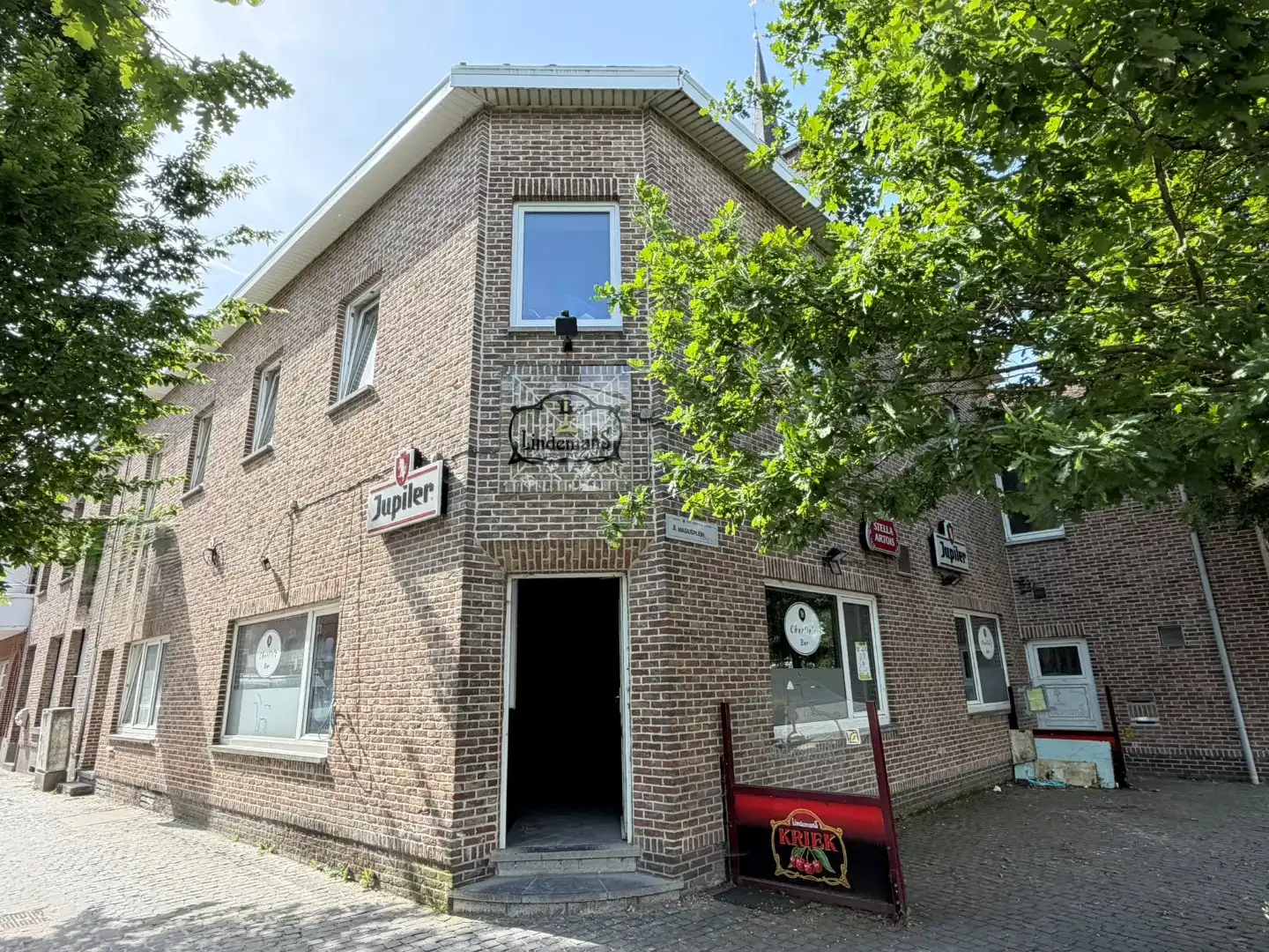 Handelspand te huur nabij het centrum van Lennik foto {{pictureIndex}}