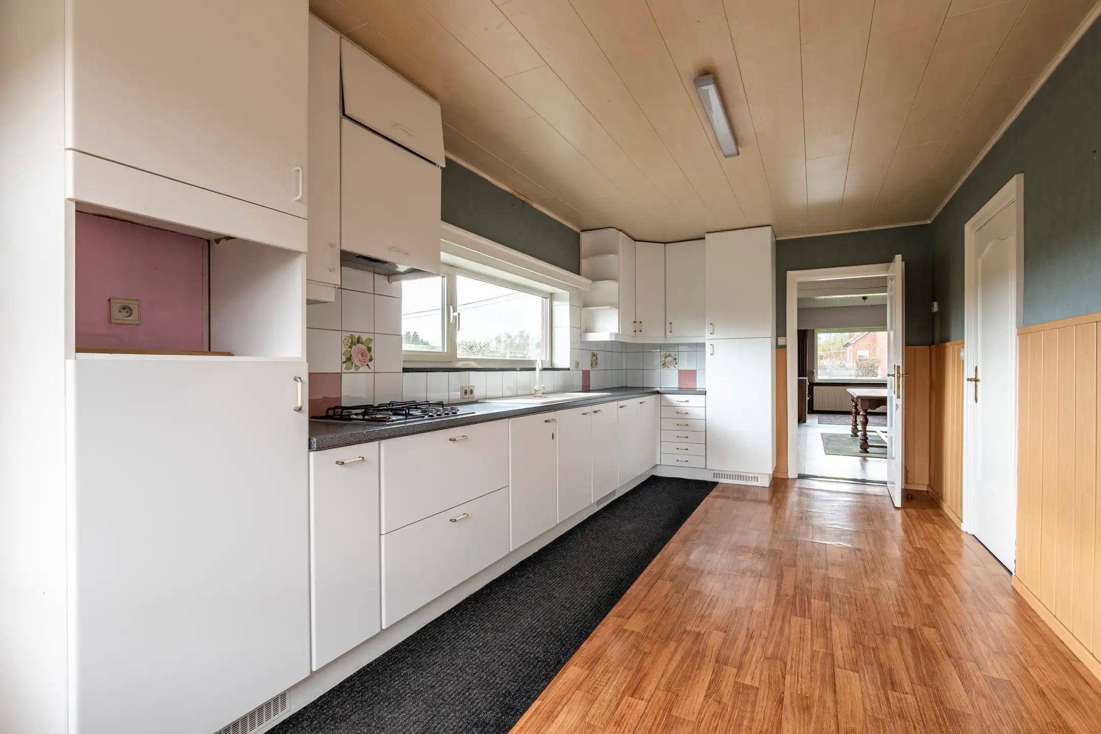  Half open woning met garage/bijgebouw op 610 m² grond. foto 5