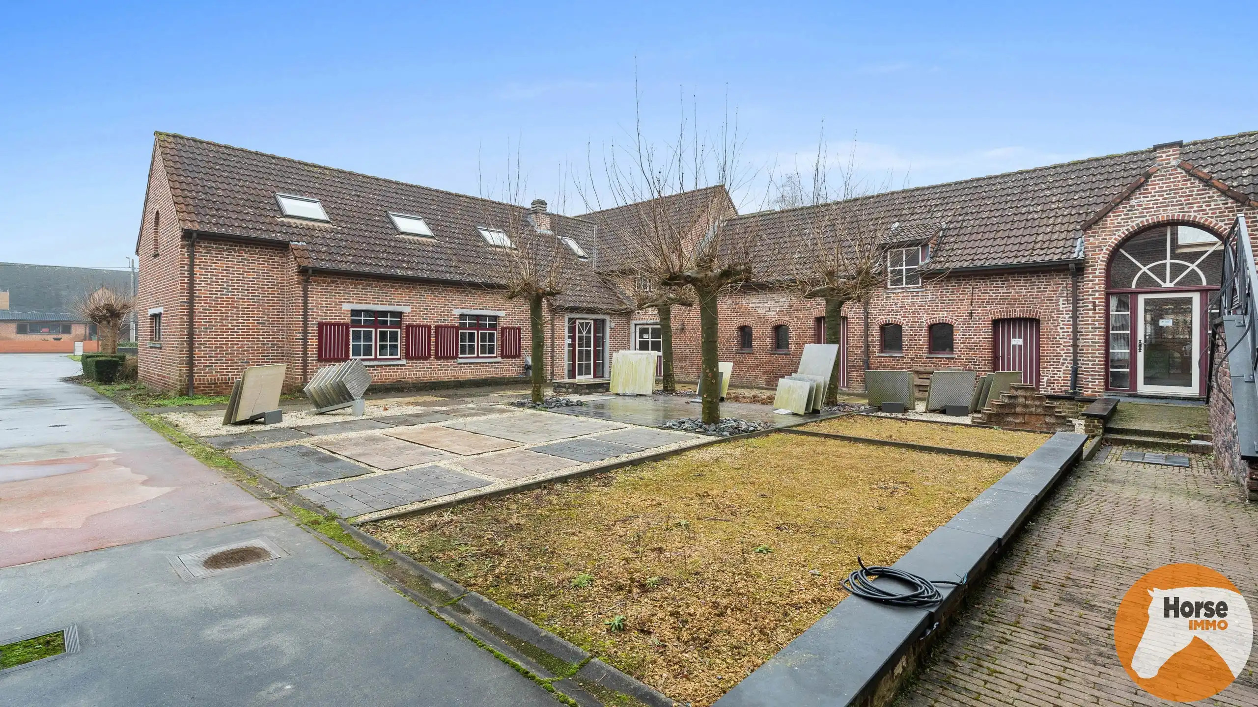 TOLLEMBEEK - Prachtige woning met 3 loodsen op +-2,9ha. foto 2