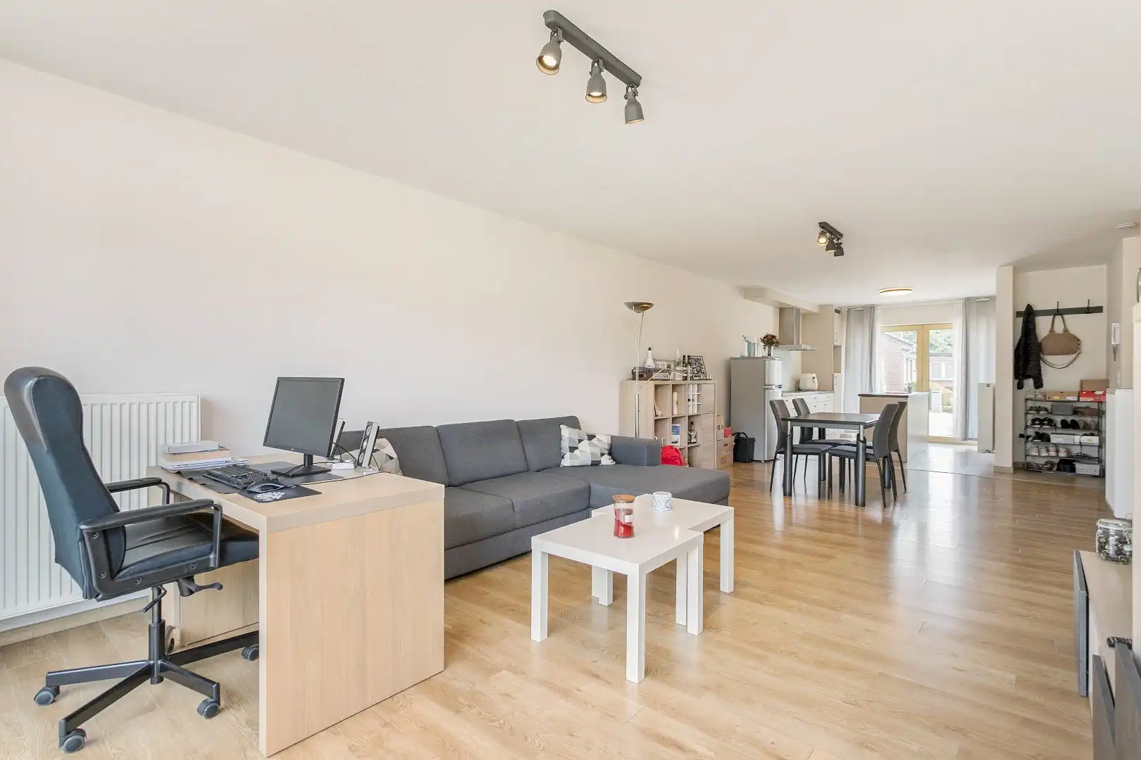 Modern, gelijkvloers appartement met 2 slpk, ondergrondse parking en tuin. foto 4