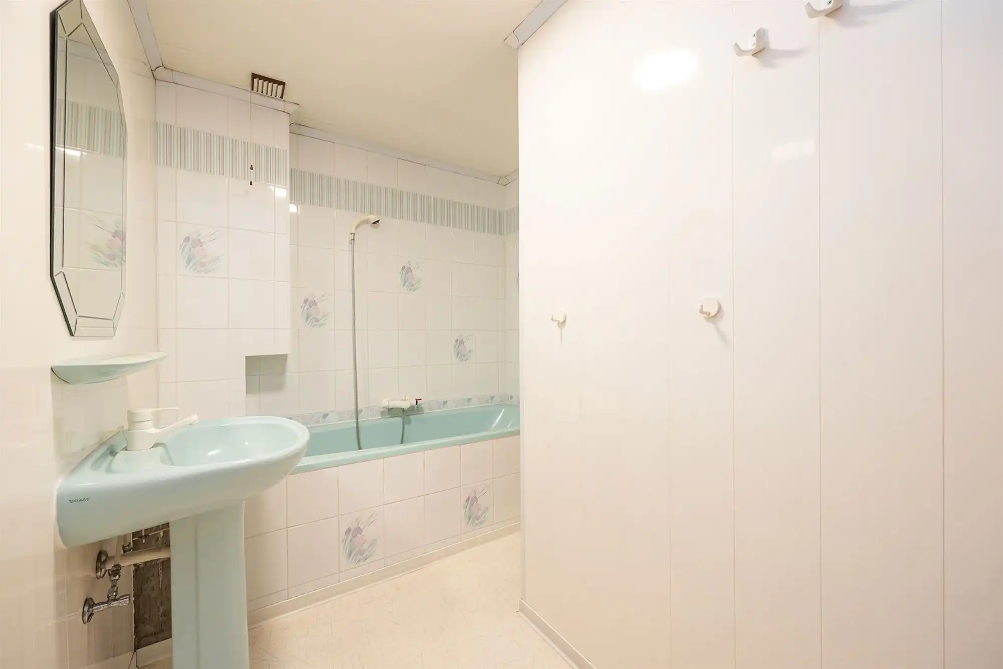 Gezinswoning met drie slaapkamers, garage en tuin foto 17