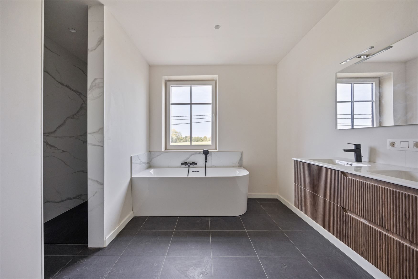 Uitzonderlijke nieuwbouwwoning in landelijke stijl foto 14