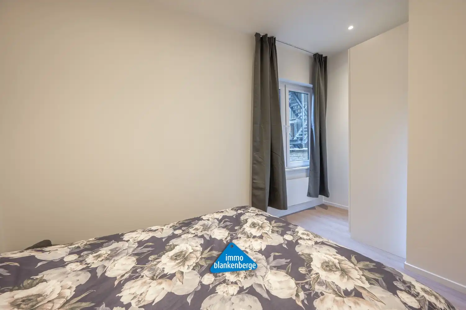 Ruim Gelijkvloers Appartement op de Zeedijk met Frontaal Zeezicht foto 12