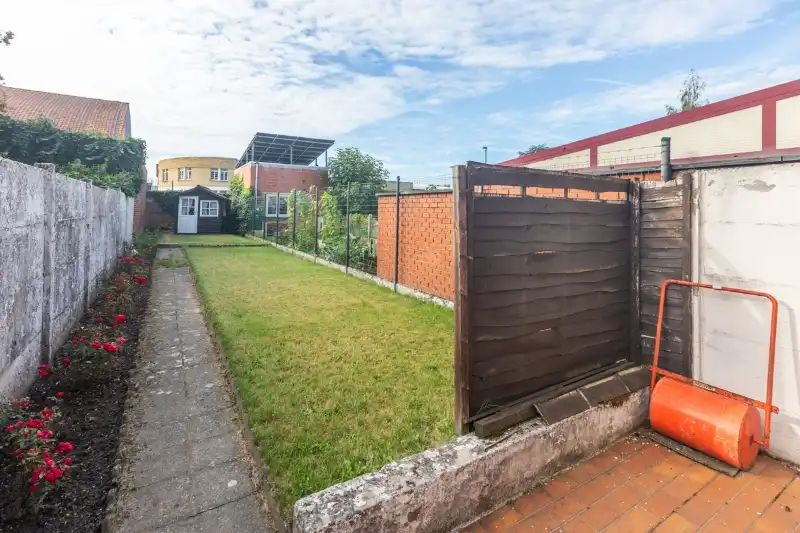 Te renoveren, centraal gelegen woning met 2 slaapkamers (4 mogelijk), tuin en oprit. foto 5