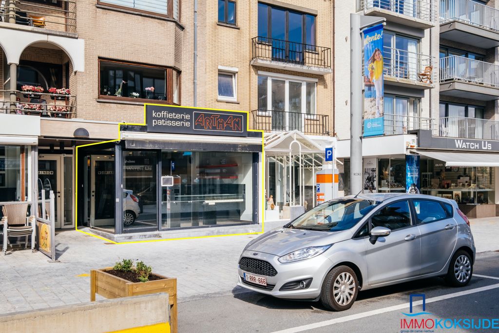 Uiterst commercieel gelegen handelsgelijkvloers in de Zeelaan foto {{pictureIndex}}