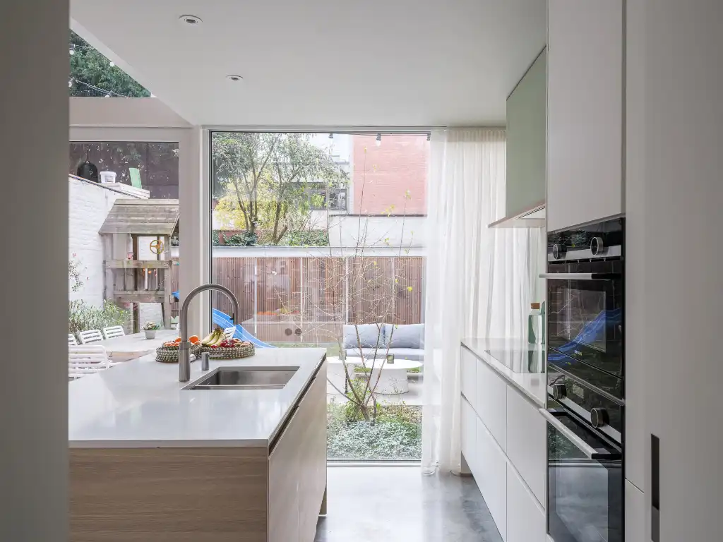 Prachtig gerenoveerde (Volt Architecten) interbellumwoning met vier slaapkamers, twee badkamers en zonnige stadstuin nabij de Bijloke. foto 11