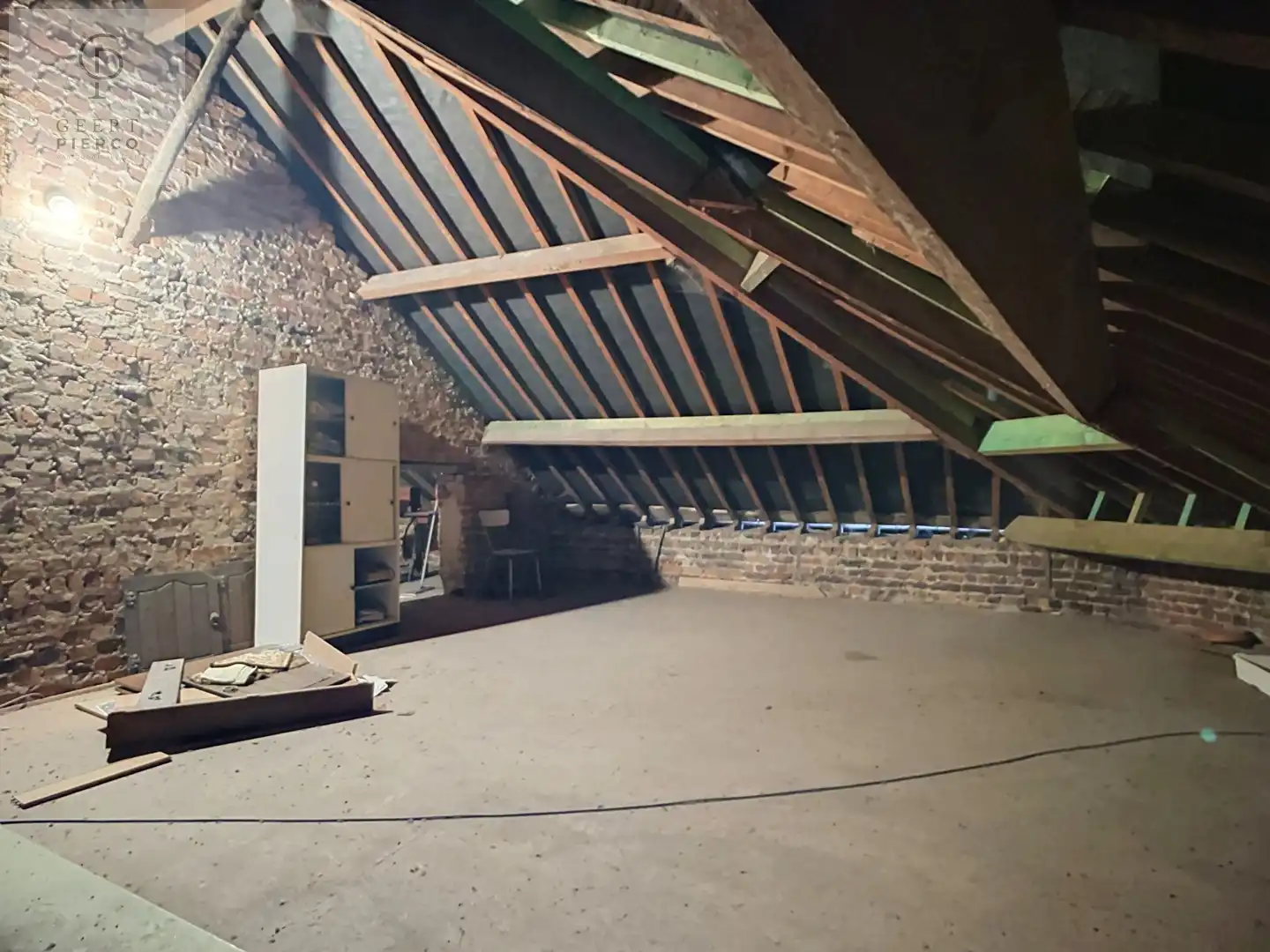 Ruime woning met binnenkoer, stallingen en tuin vlakbij oprit van E40. foto 17