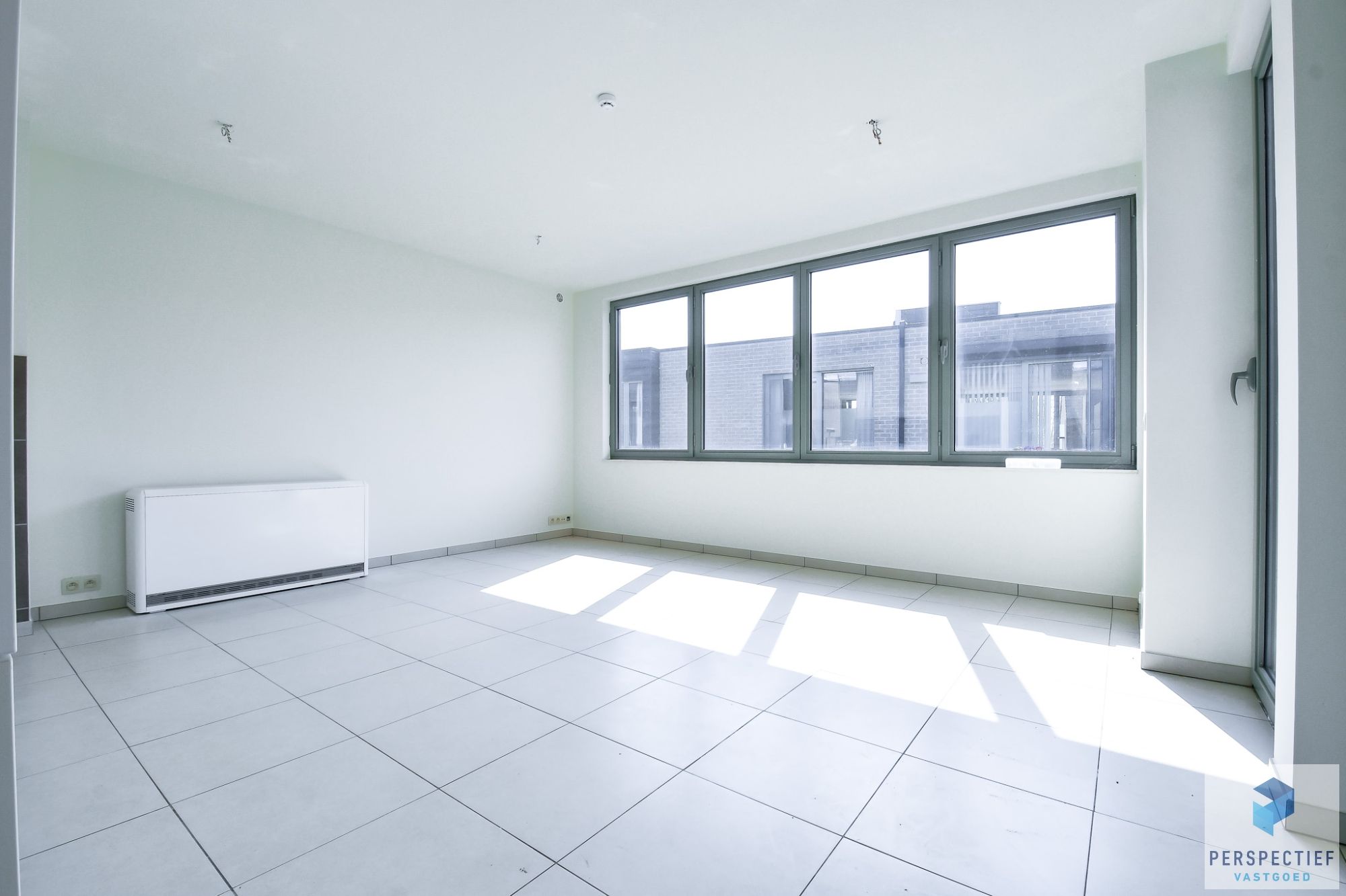 INSTAPKLAAR 2 slaapkamer appartement met terras incl. AUTOSTAANPLAATS en kelder foto 4