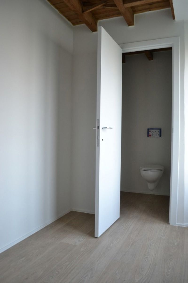 Kantoorruimte met veel lichtinval in een gerenoveerd authentiek pand foto 7