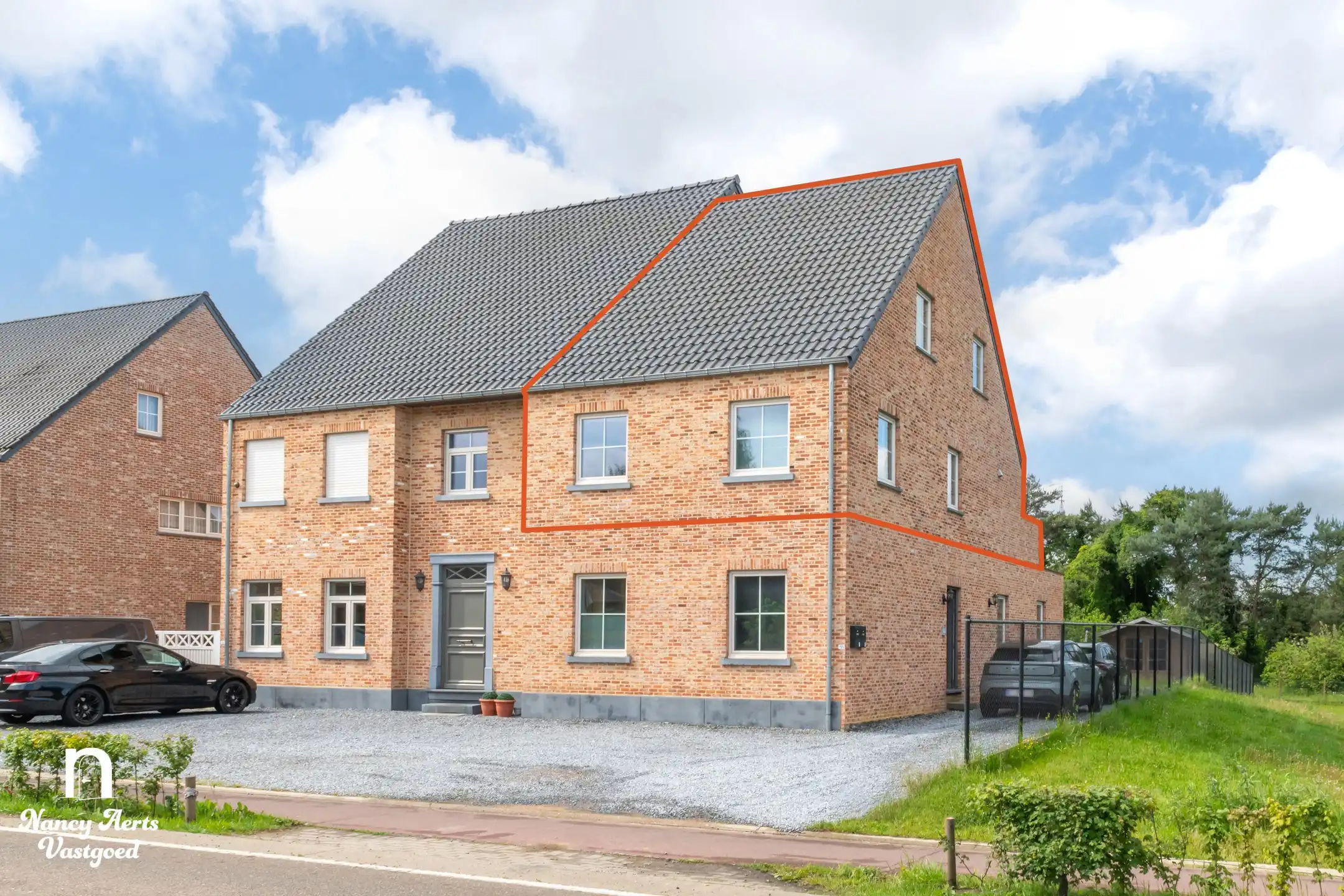 Instapklaar duplex-appartement met terras en 2 parkings foto {{pictureIndex}}