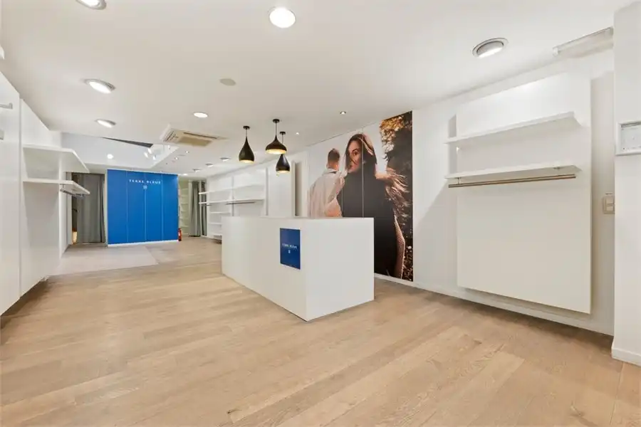 HANDELSRUIMTE TE HUUR MIDDEN IN HET STADSCENTRUM VAN SINT-TRUIDEN foto 9