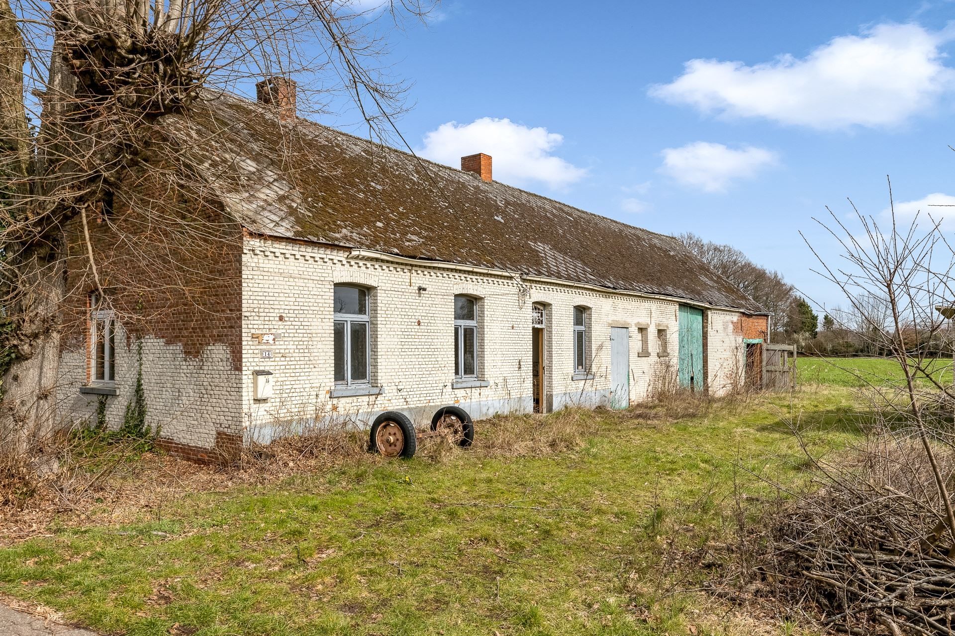 Charmante, volledig te renoveren of herop te bouwen hoeve op een perceel van bijna 2 hectare foto 3