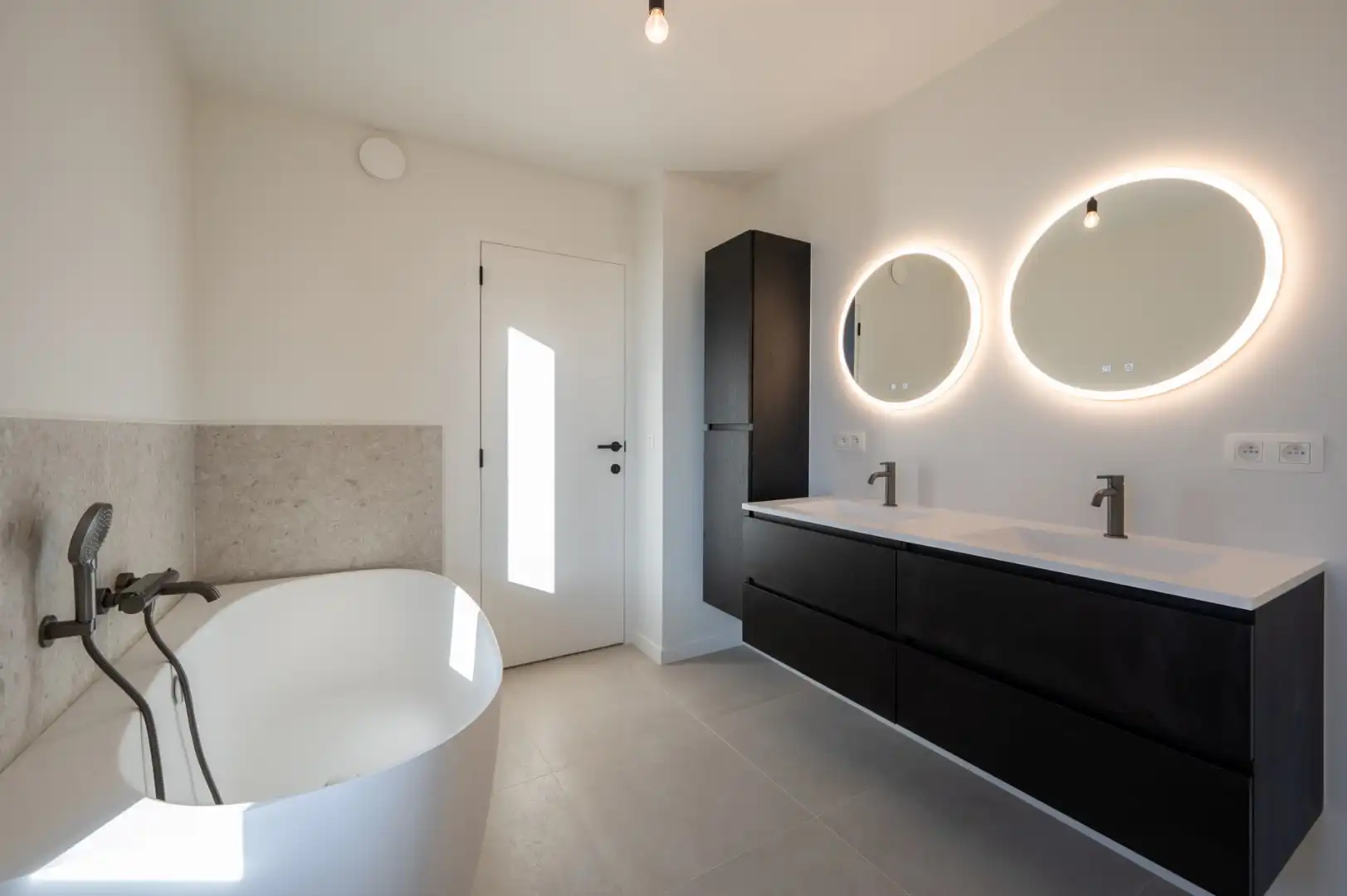 Volledig gerenoveerde en energiezuinige woning met prachtige diepe tuin foto 17