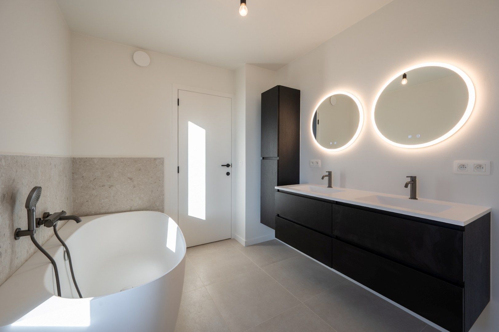 Volledig gerenoveerde en energiezuinige woning met prachtige diepe tuin foto 17