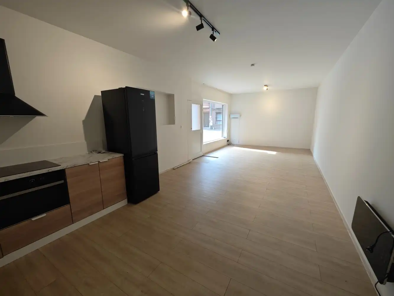 Gerenoveerde kantoorruimte met opslag foto 7