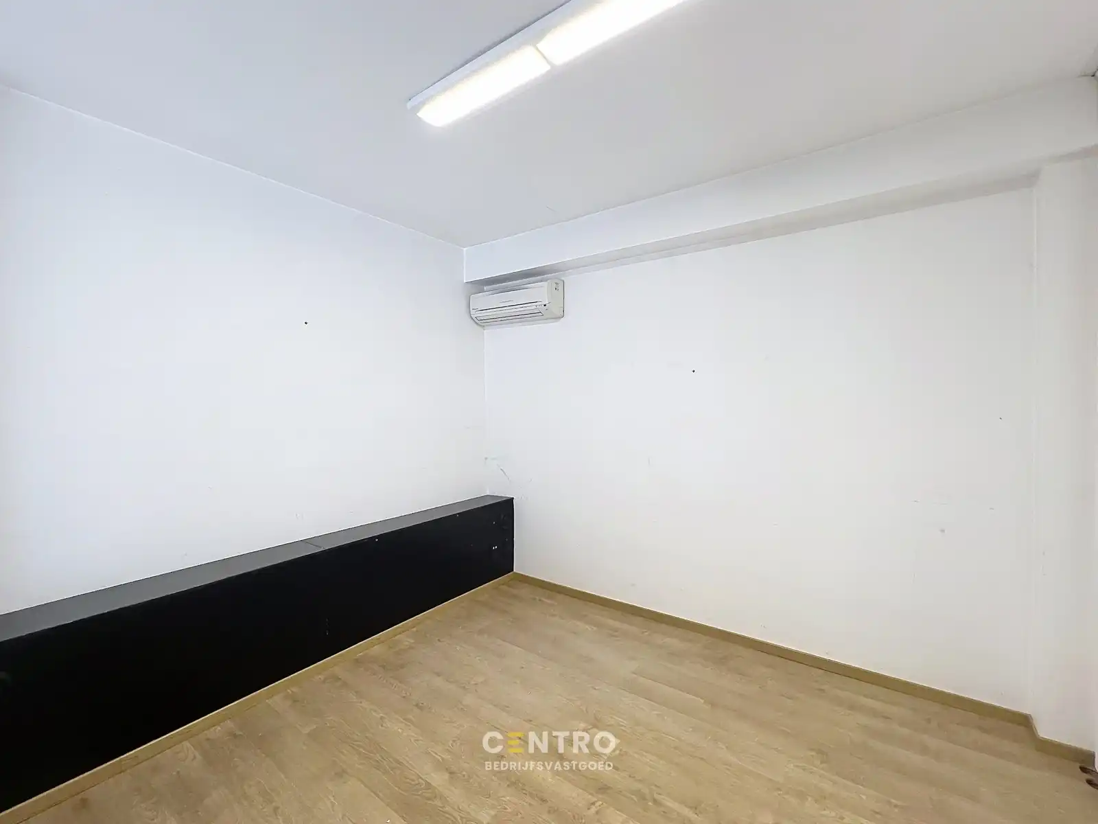 Instapklaar bedrijfspand (±345 m²) met magazijn, kantoor én 4 verhuurbare opslagunits, 1 garage en ruime parking op 603 m²  te INGELMUNSTER! foto 14