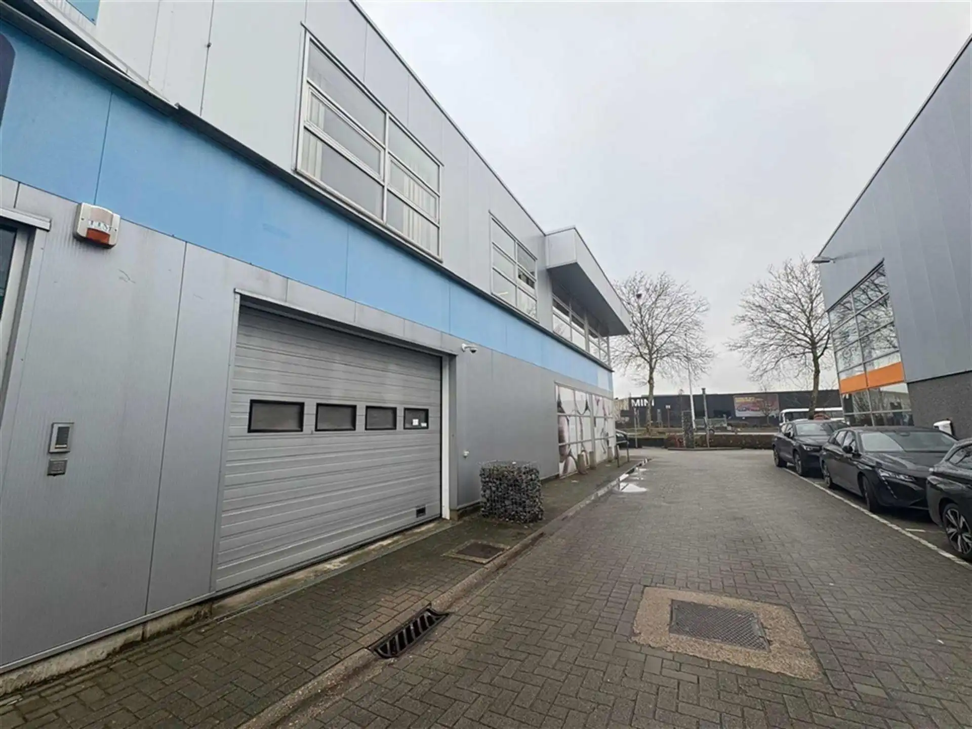 Showroom met magazijn en kantoren in Wijnegem foto 2