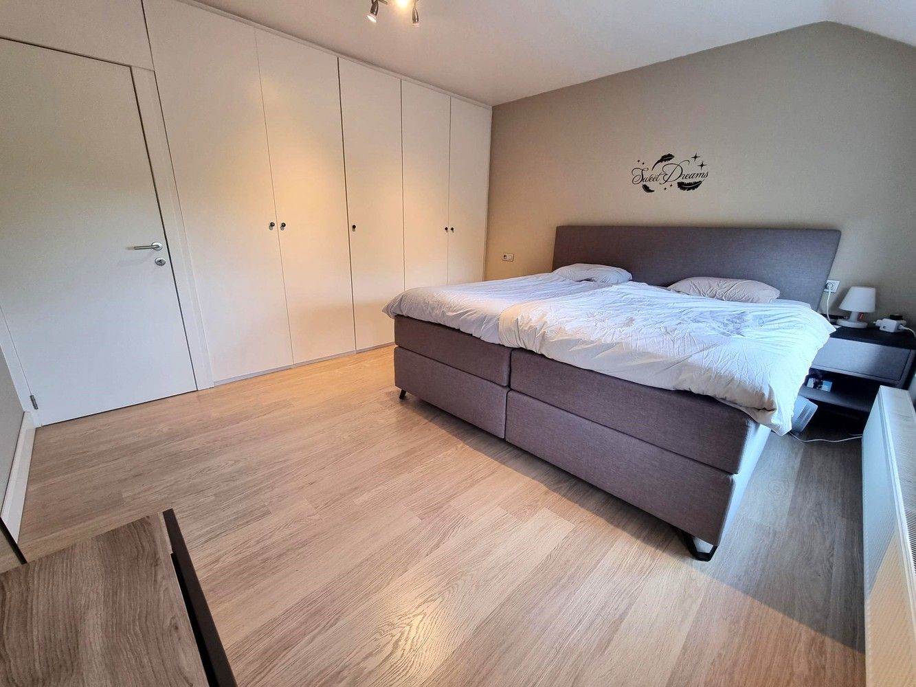 Instapklare, gerenoveerde woning met 2 slaapkamers, ruime garage en achterliggend groot terras foto 11