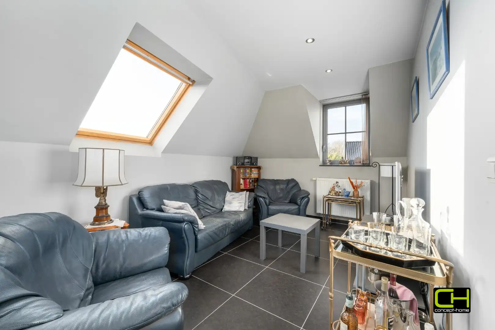 Lichtrijk duplex appartement met terras en ondergrondse staanplaats te koop in Lievegem foto 3