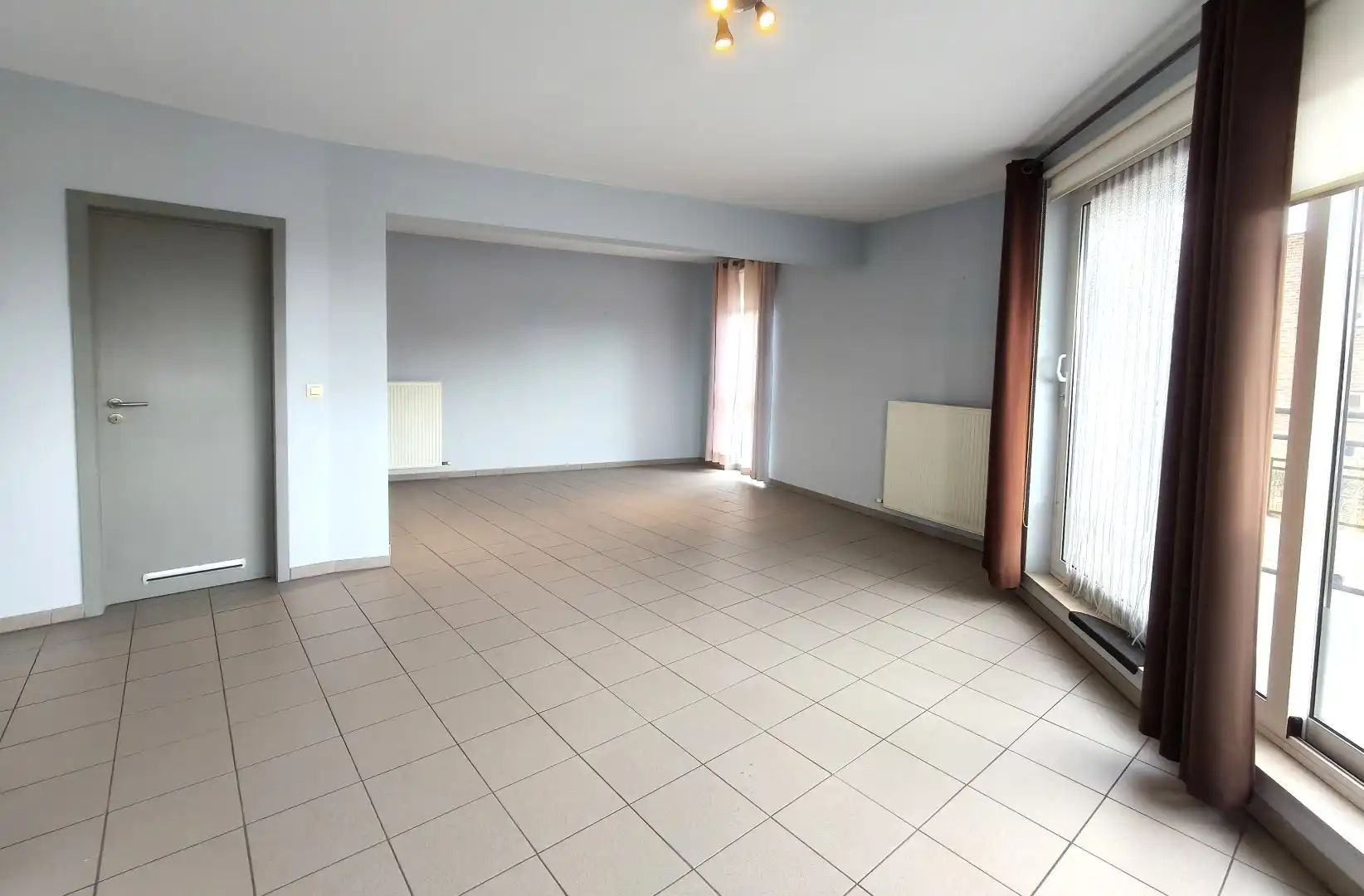 GELIJKVLOERS APPARTEMENT MET GARAGE foto 4