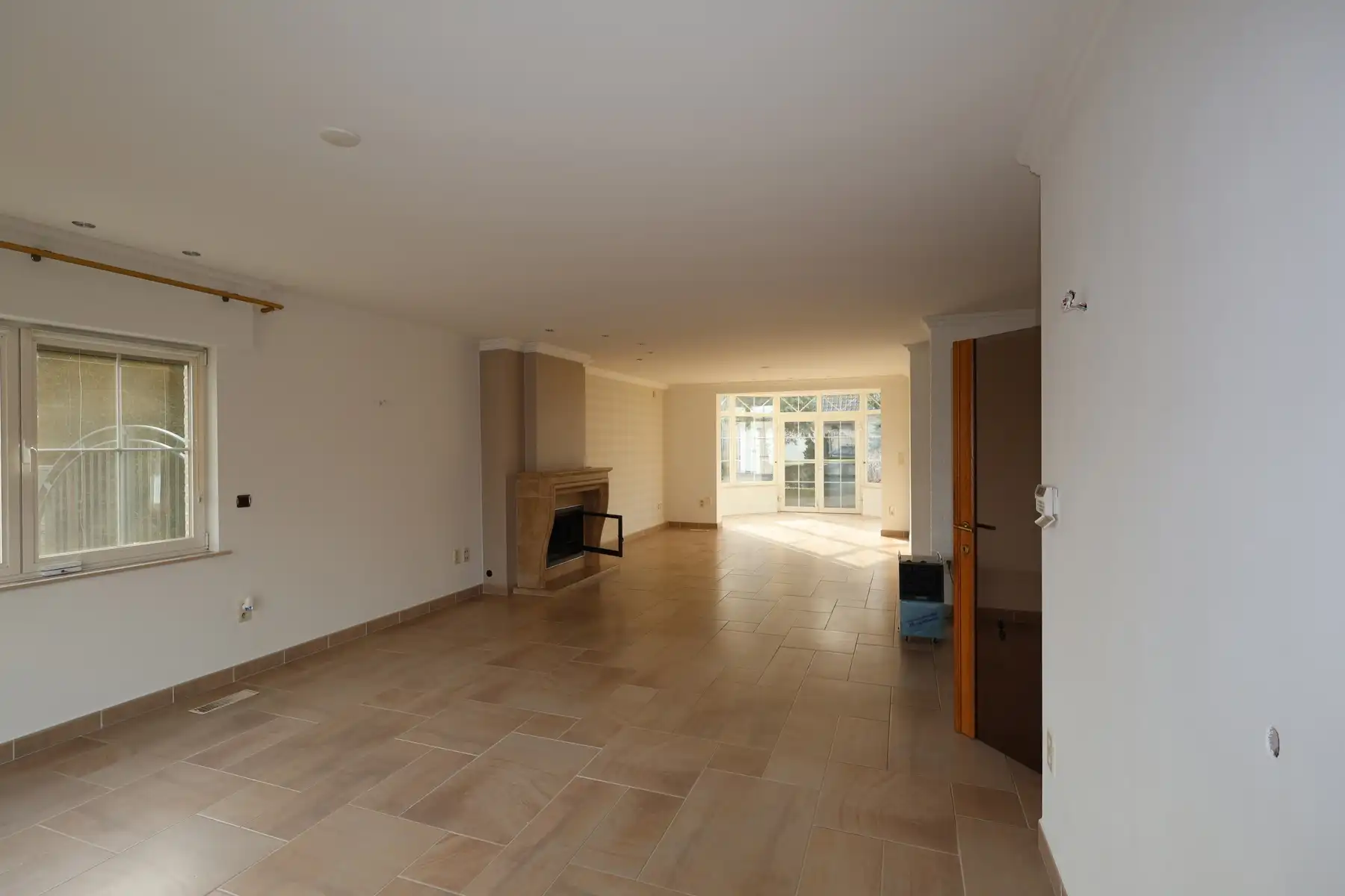 Een ruime gezinswoning met 3 slaapkamers op een perceel van 784m². foto 3