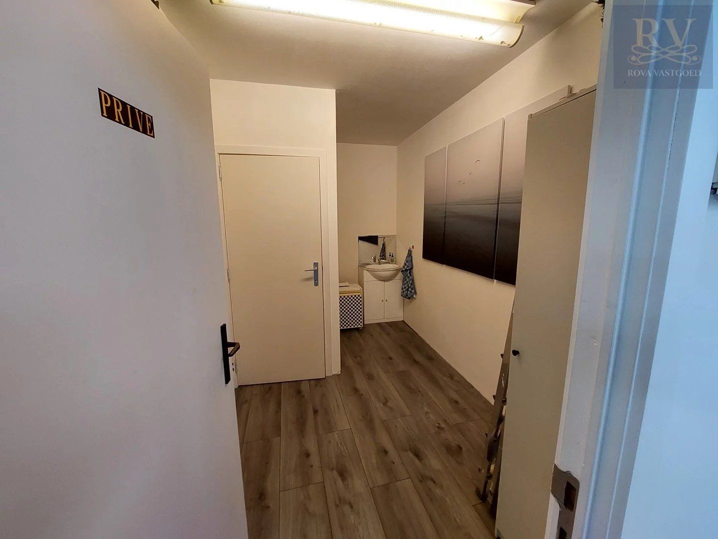 WINKELRUIMTE VAN +/- 80 M²   IN GALERIJ RUBENS IN LANAKEN foto 5