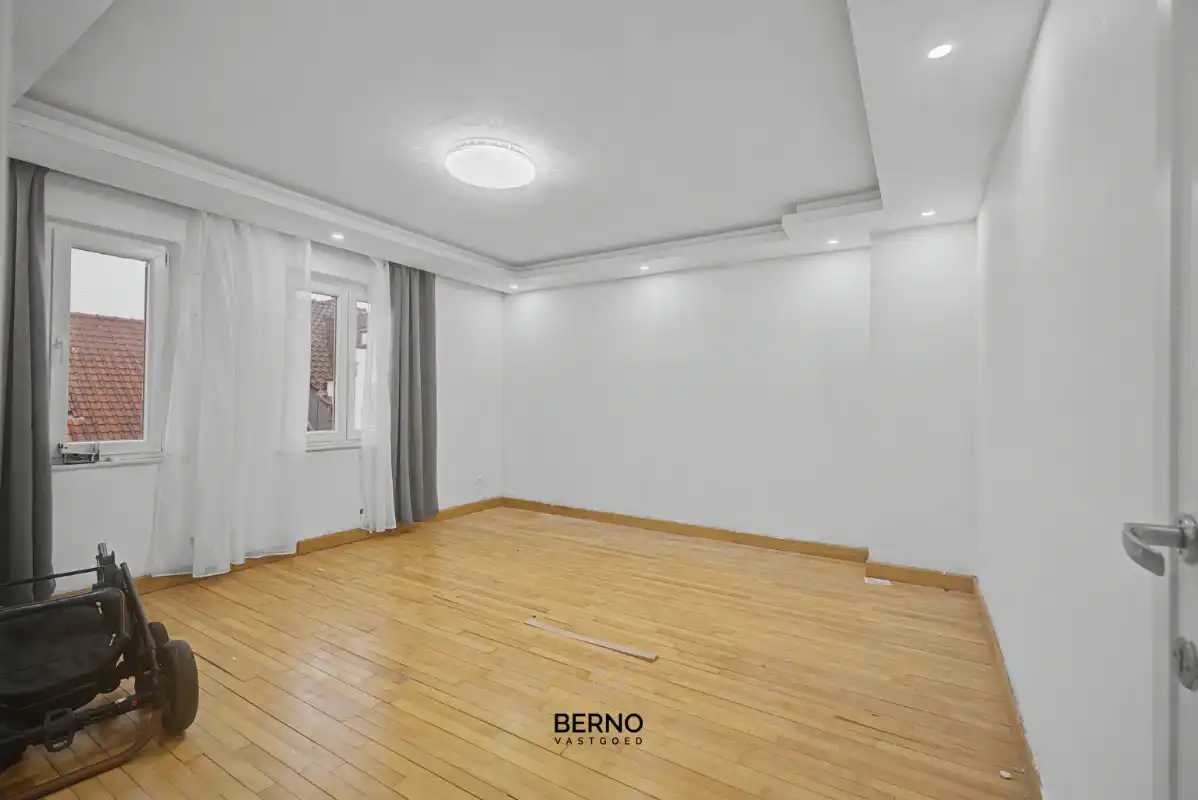 Gerenoveerde woning met 5 slaapkamers en parkeerplaats foto 13