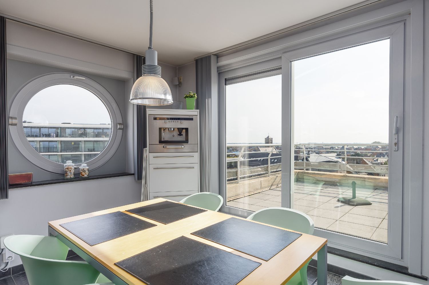 Penthouse op steenworp van het strand met panoramisch zicht foto 6