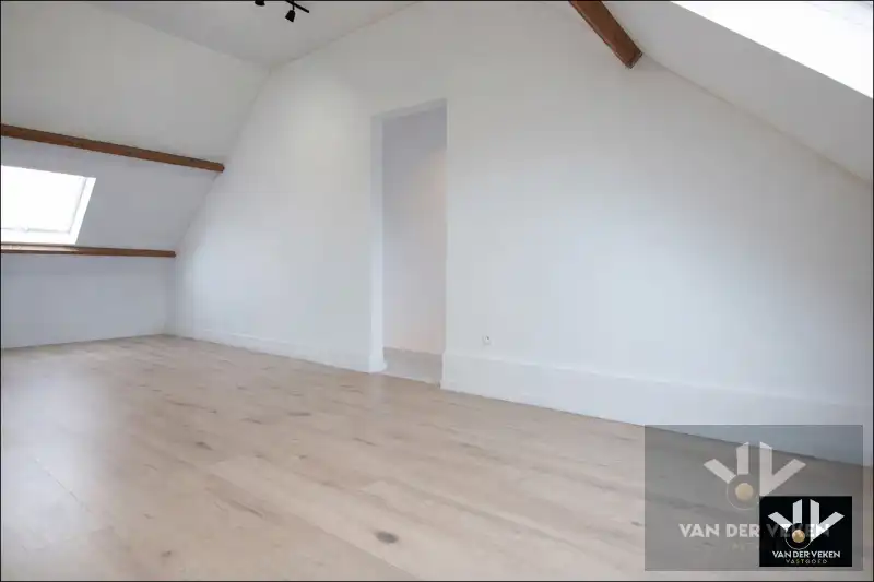 Voll gerenoveerde woning met 5 slpk 3 badk foto 19