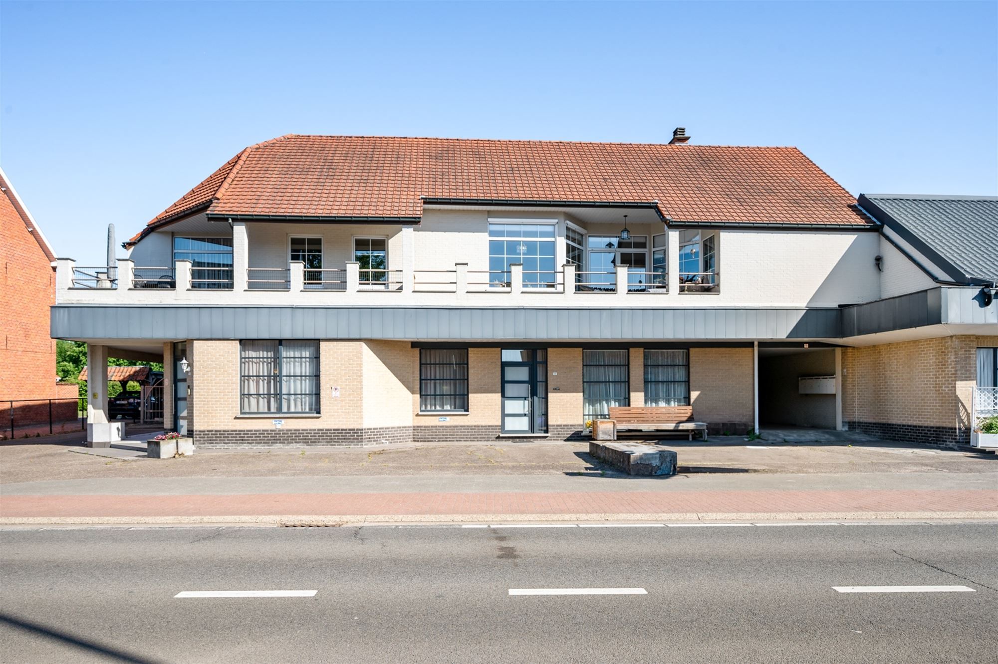 Ruim 2 slaapkamer appartement met 2 overdekte staanplaatsen en grote tuin foto 2