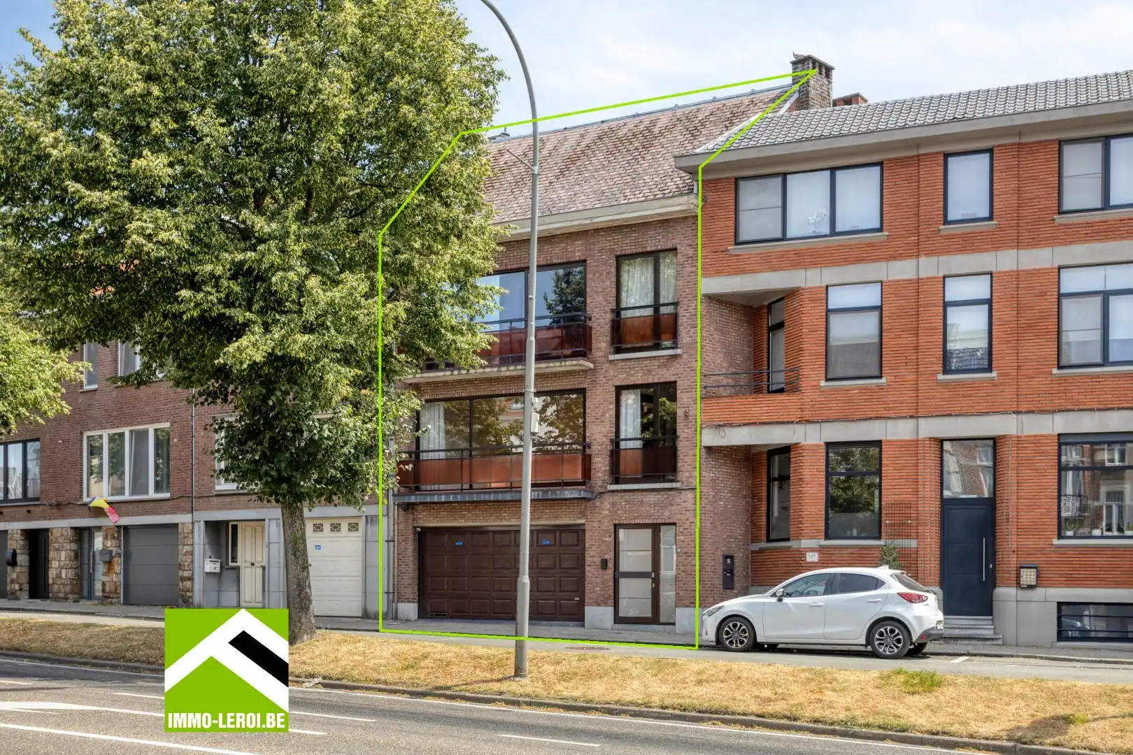 Hoofdfoto van de publicatie: Gebouw met 2 appartementen, grote garage en gezellig terras - centrum Tongeren