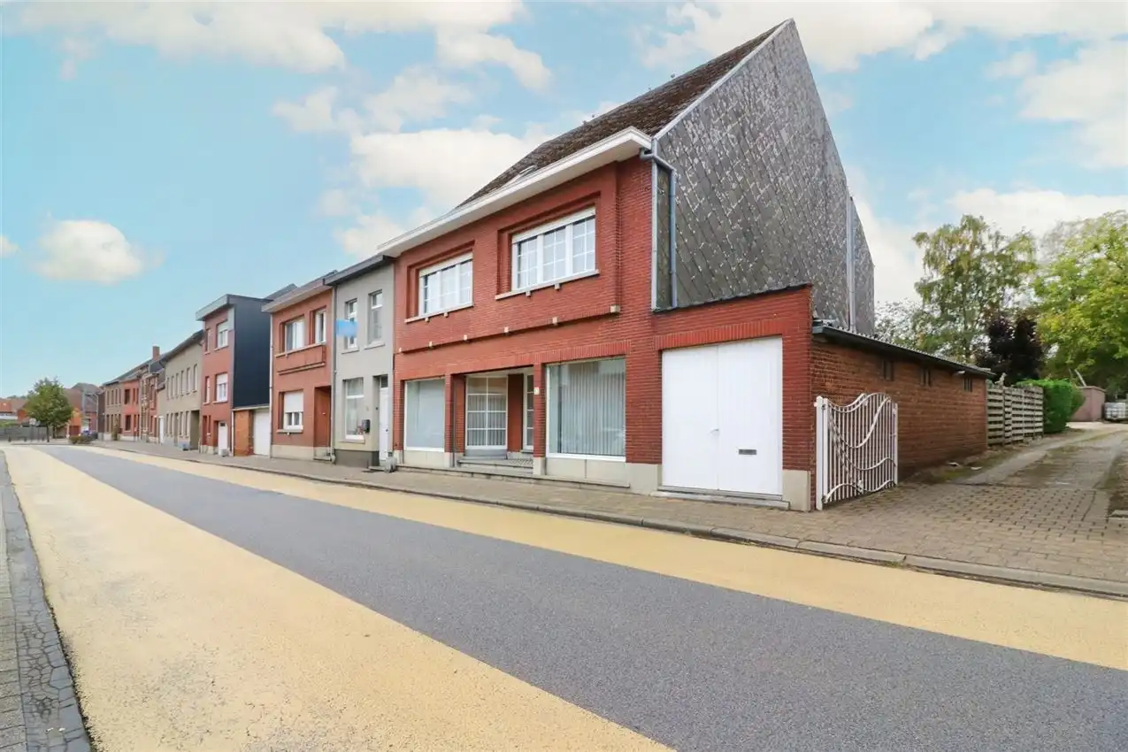 label c, nabij station, garage voor vijf wagens foto 44