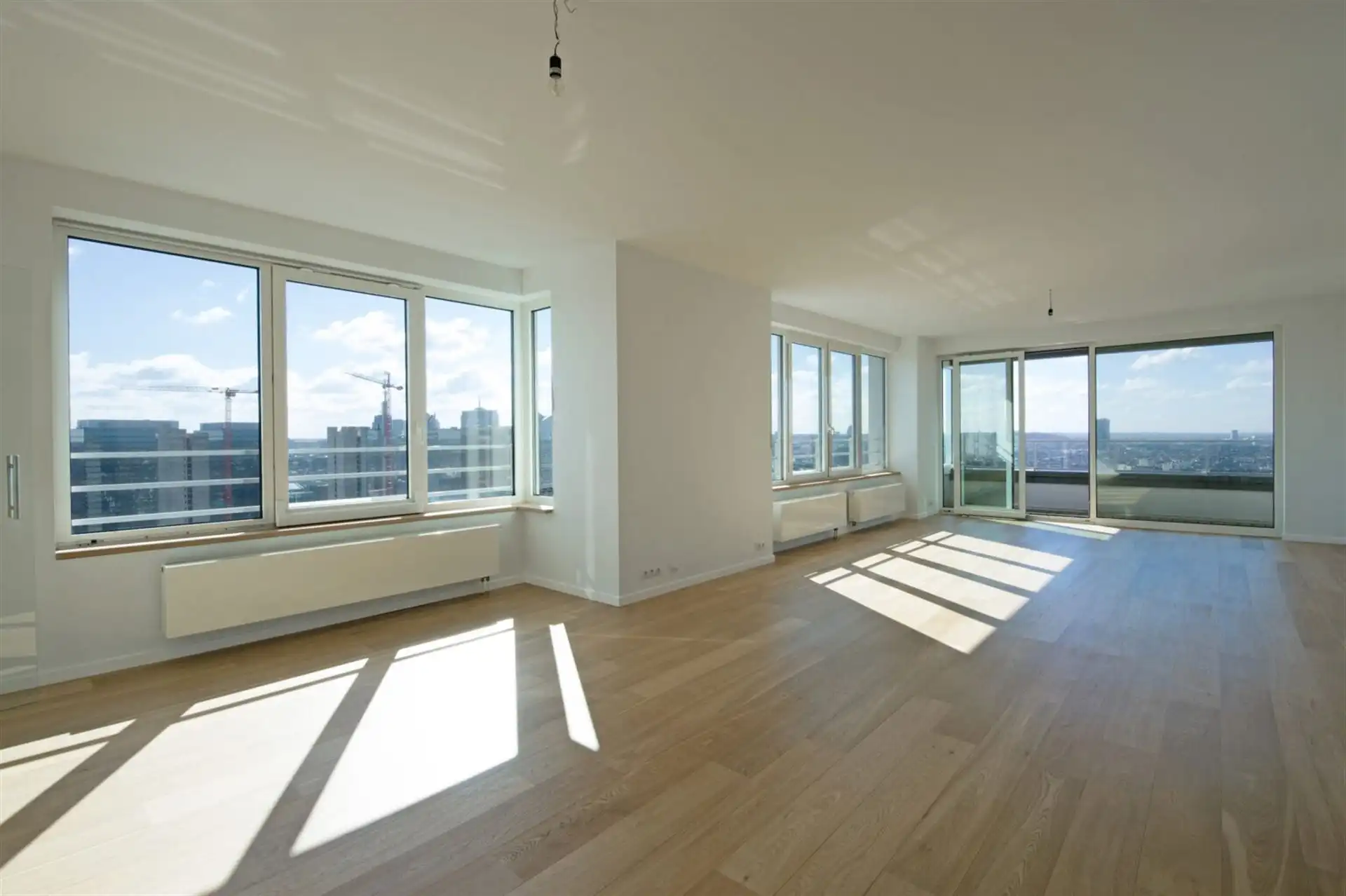 Exclusief appartement met panoramisch uitzicht over Brussel van ± 180 m² foto {{pictureIndex}}