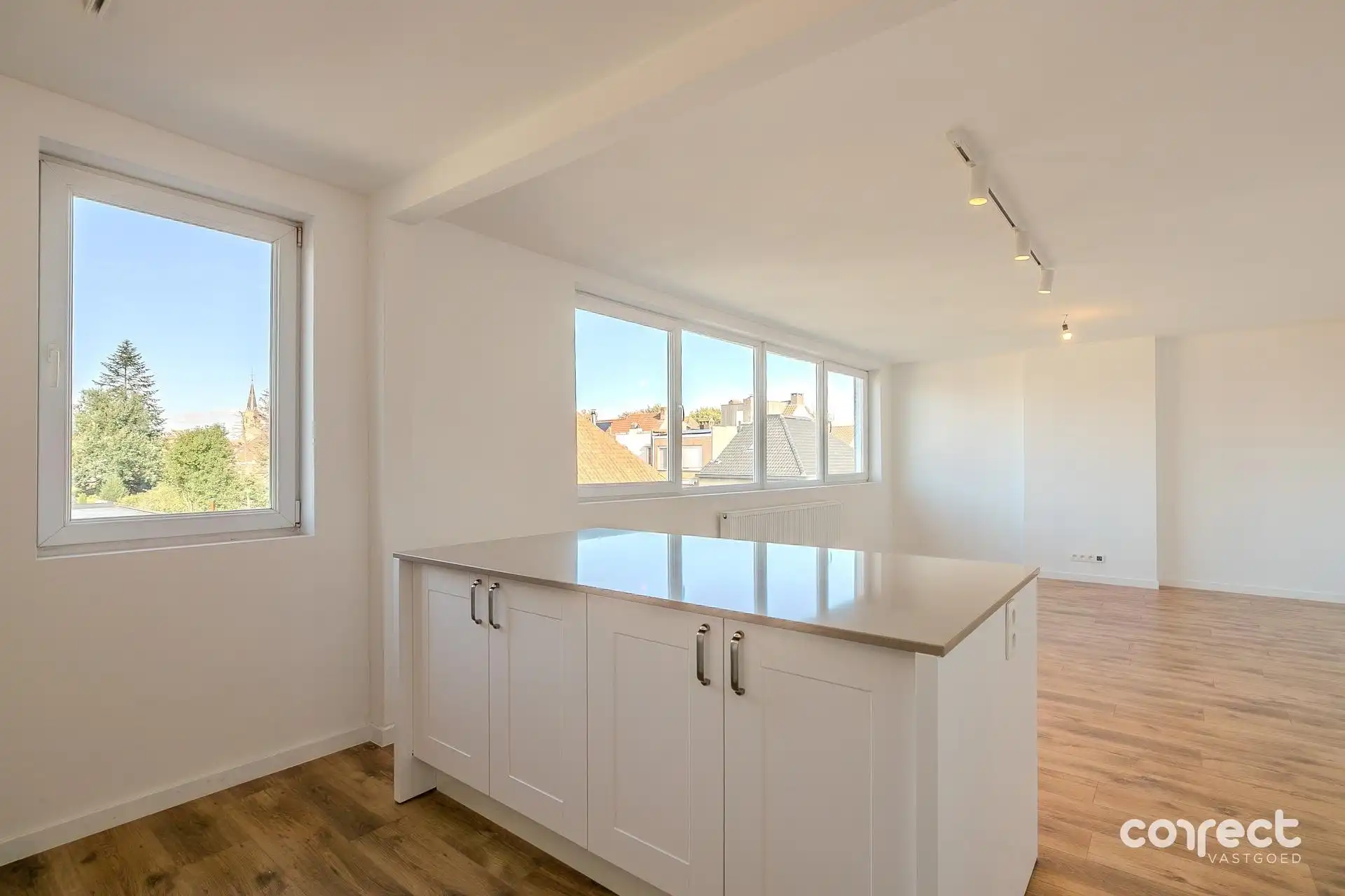 Volledig gerenoveerd appartement met 2 slaapkamers, dressing/slaapkamer en zonnig terras. foto 4