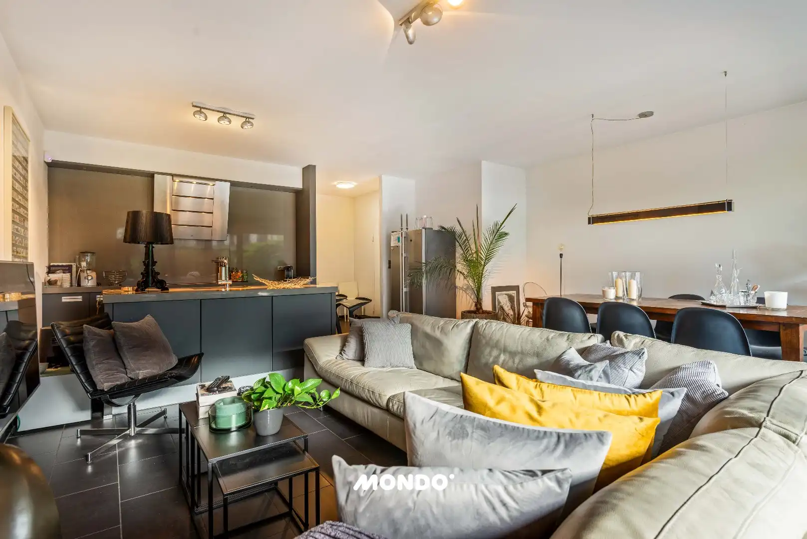Instapklaar app. met 2 slpkms, terras en garagebox nabij het Eilandje! foto {{pictureIndex}}