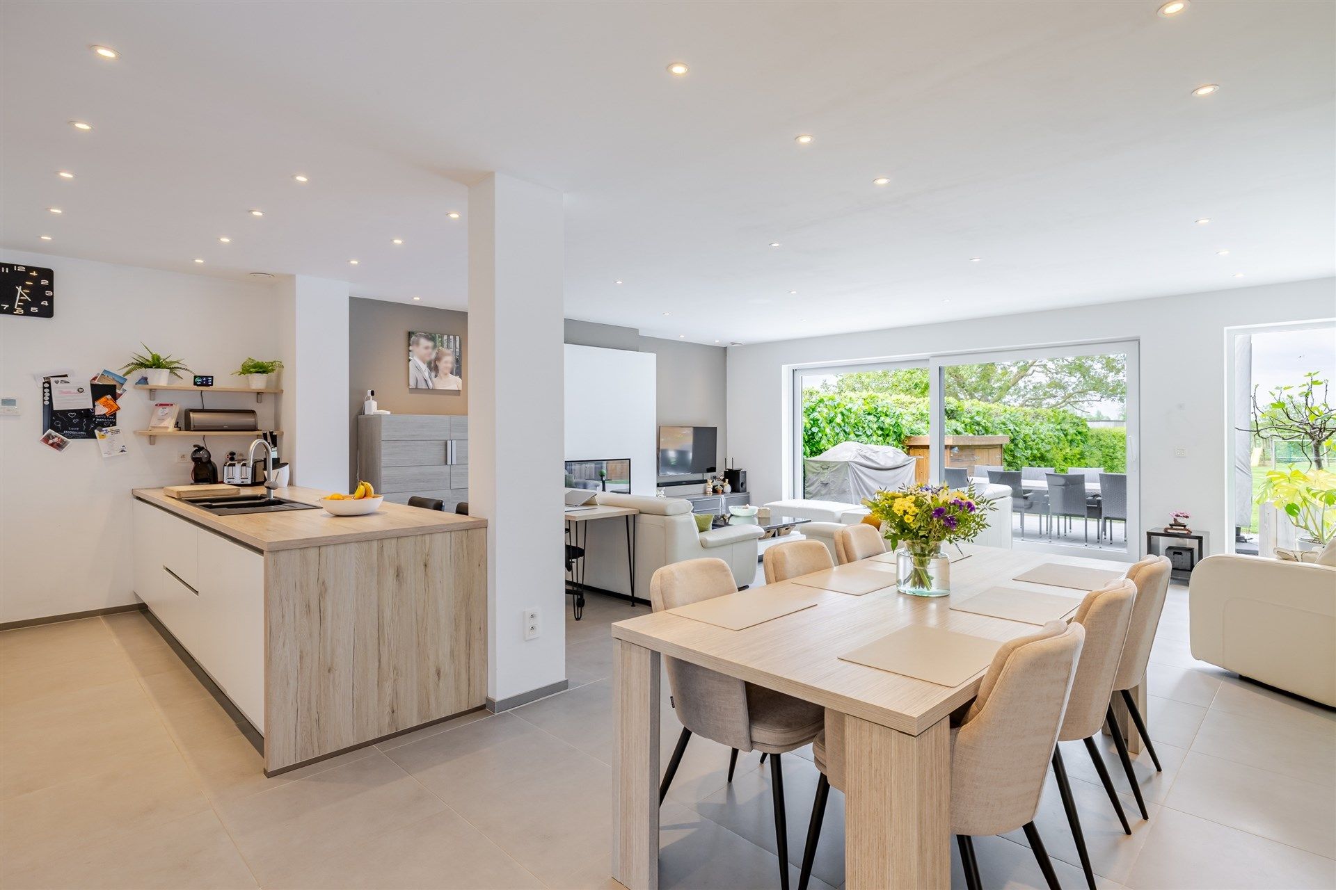 Bemeubelde ruime energiezuinige woning met grote tuin. foto 3