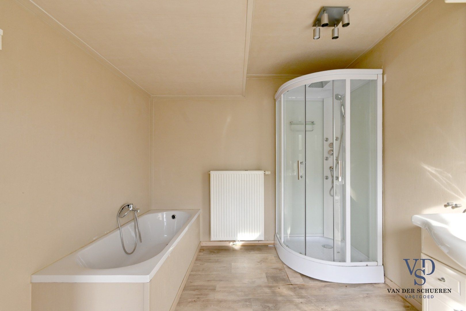 Te renoveren woning in centrum Balegem. foto 24