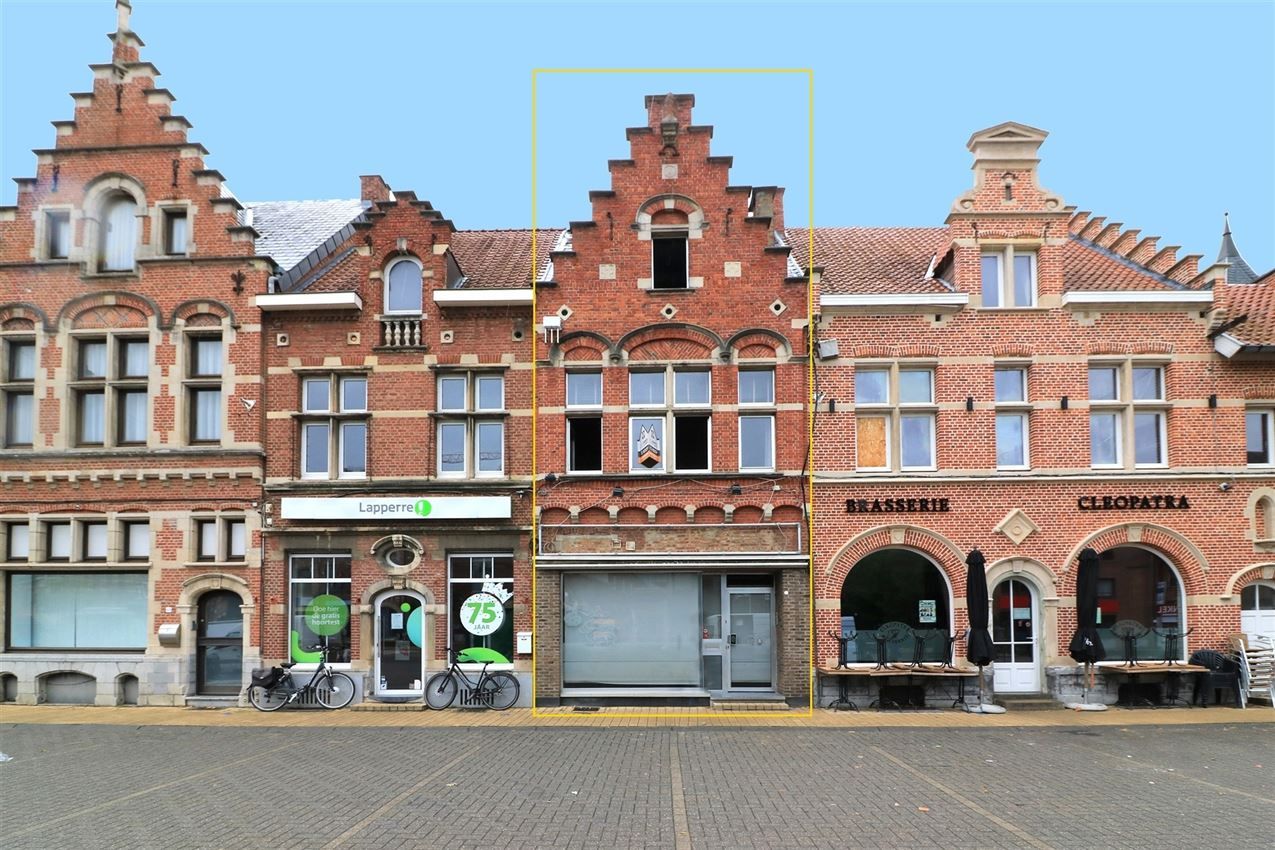 Hoofdfoto van de publicatie: gebouw met handelsglkvlrs en woonst (2 slpk) op centraal gelegen Bonenwijk