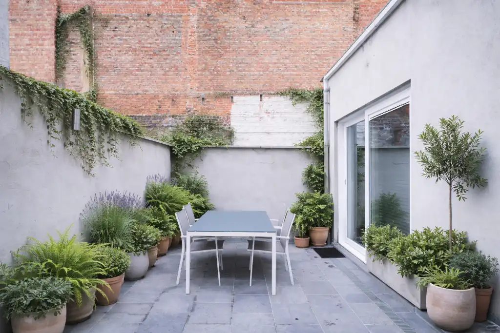 Instapklaar 2-slpk appartement met een ruim zonneterras en garage nabij de Coupure foto 4