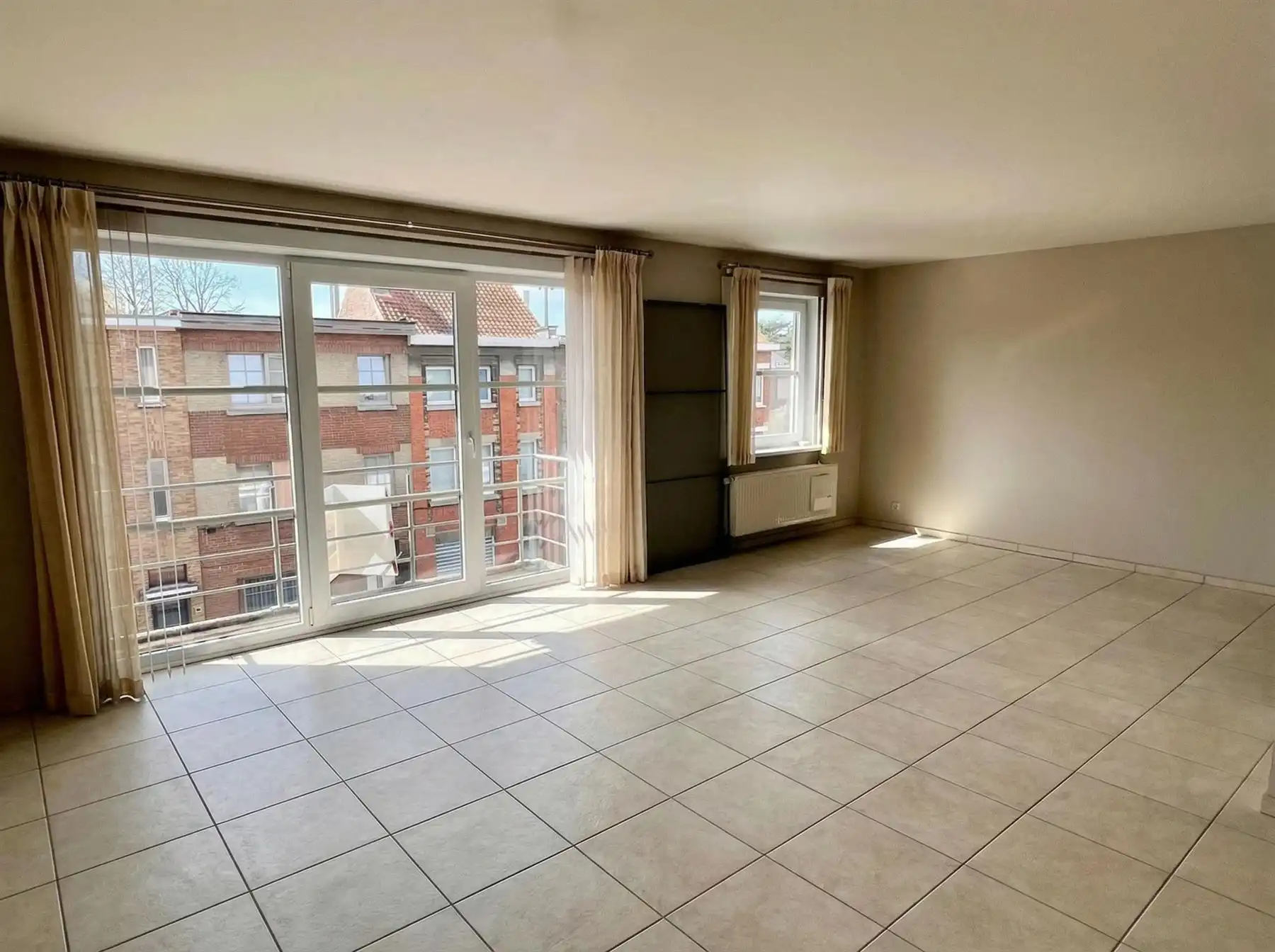 Zeer ruim appartement met 2 slaapkamers, garage en parking foto 2