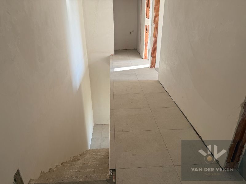 Ruime en volledig afgewerkte half open BEN-woning met 3 slaapkamers te bewonderen in het gezellige Kermt foto 11