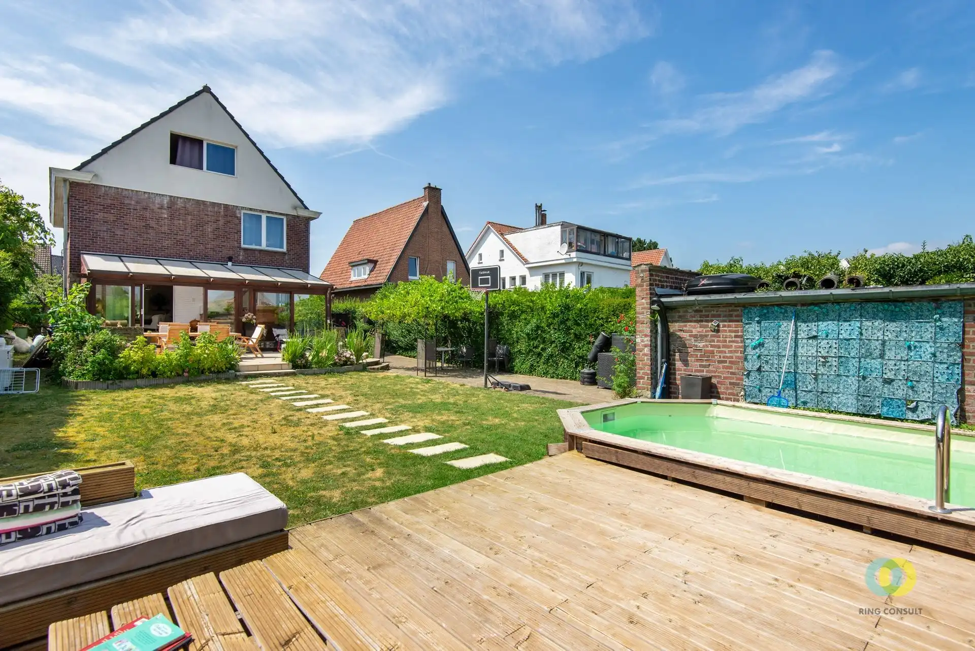 Ruime gezinsvilla met tuin en zwembad  foto 4
