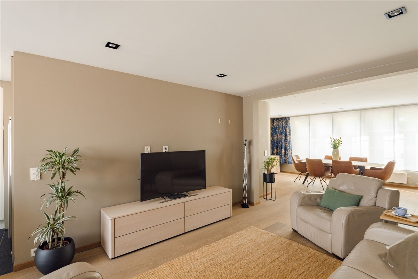 Woning met GIGANTISCHE garage/atelier/opslag en tuin foto 8