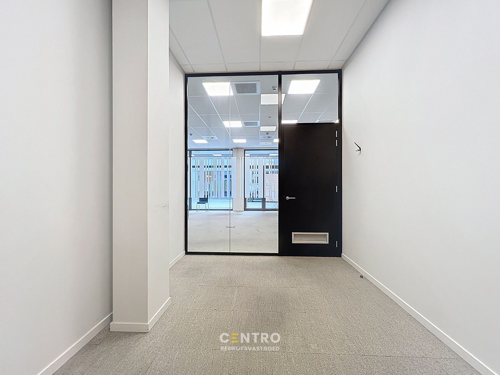 Modern kantoor op een rustige, vlot bereikbare locatie te Roeselare, ideaal voor vrije beroepen en zelfstandigen. foto 13