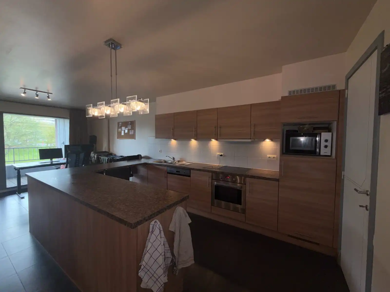 Ruim 3 slaapkamer appartement op ideale ligging. foto 5