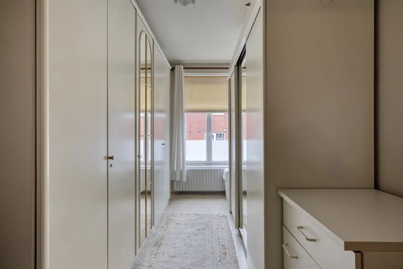 Prachtige karaktervolle stadswoning voorzien van 6 slaapkamers, ruime buitenkoer en vrijstaande garage in het centrum van Maaseik.  foto 23