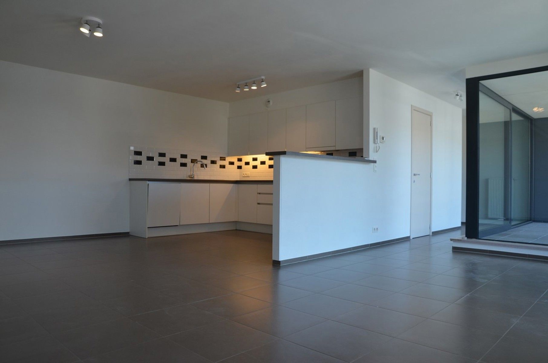 Ruim appartement met prachtig terras en autostandplaats !! foto 4