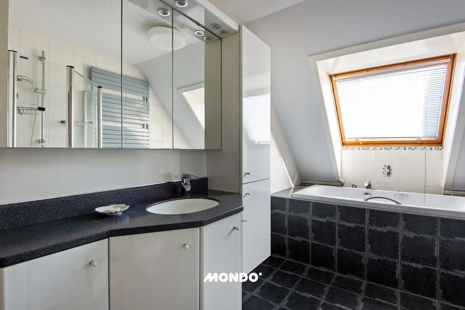 Ruim appartement met drie slaapkamers foto 17