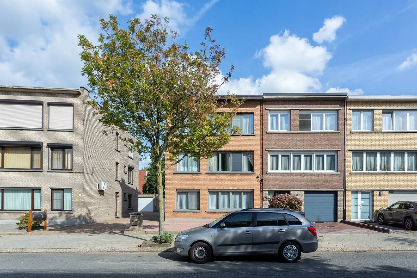Opbrengsteigendom 3 ruime 2-slaapkamerapp. + 3 garages foto 27