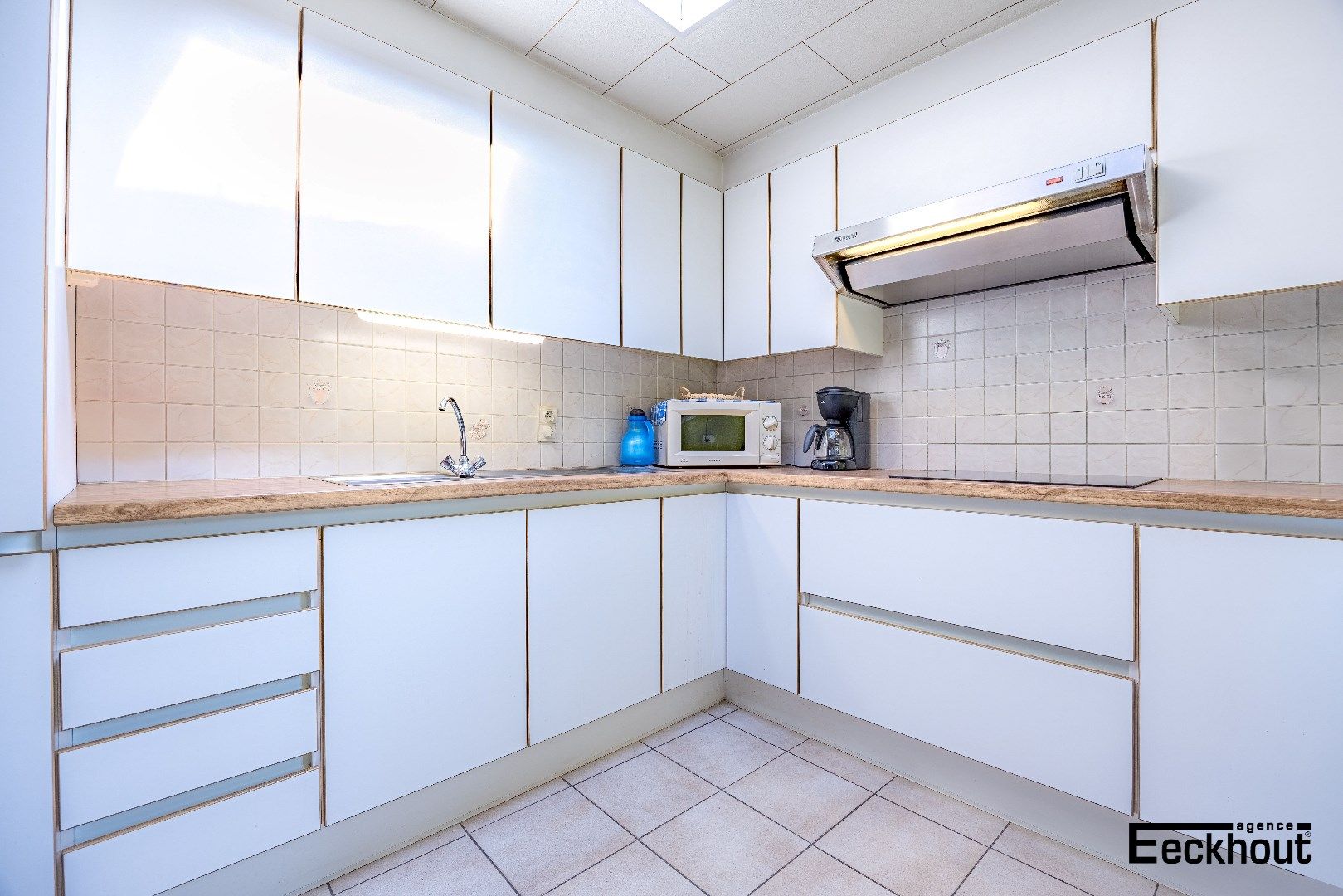 Rijwoning met garagebox en zonnige tuin op gunstige ligging te Oudenburg! foto 4